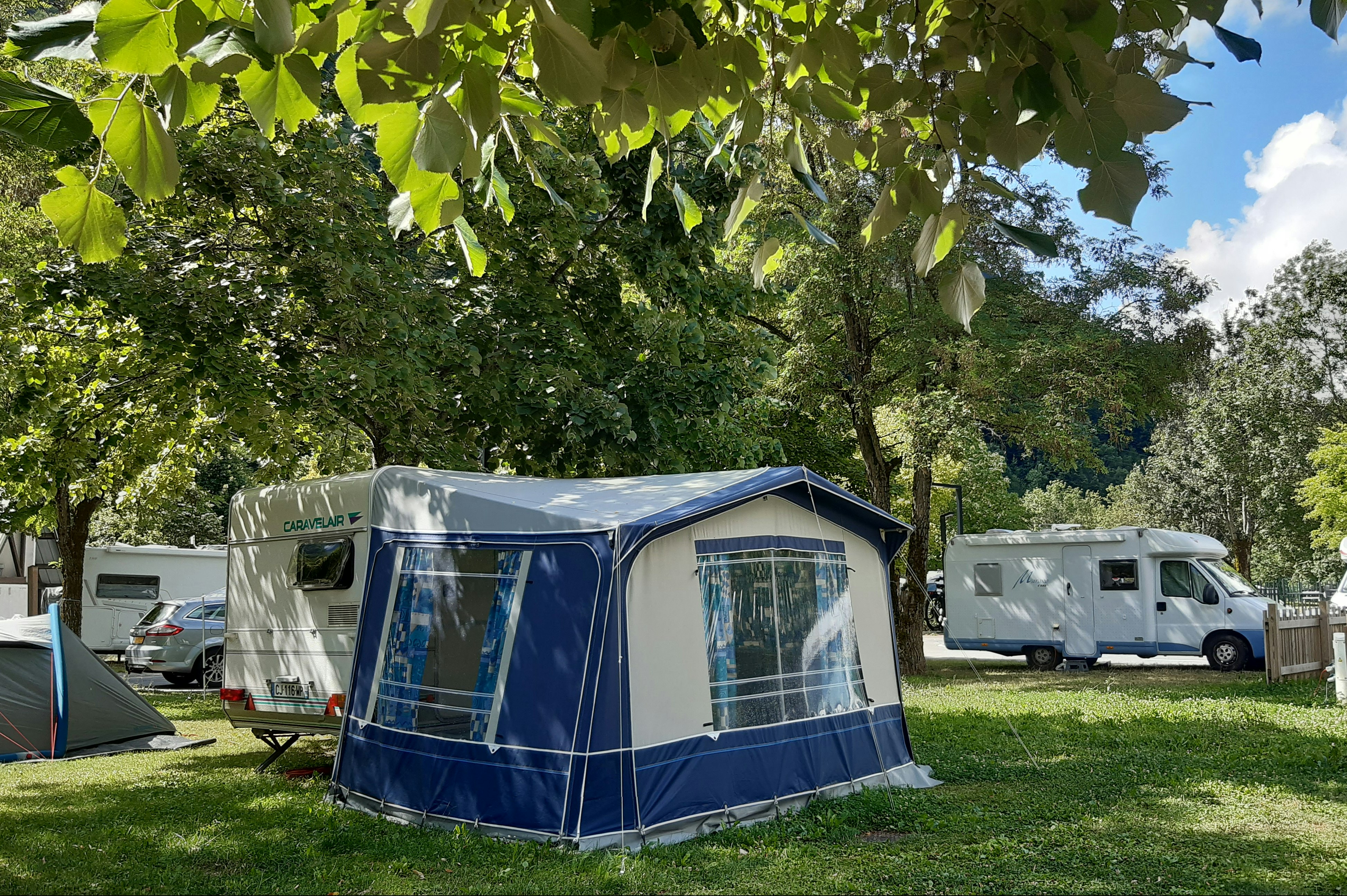 Camping Caravaneige Le Martinet - Standplätze auf dem Campingplatz