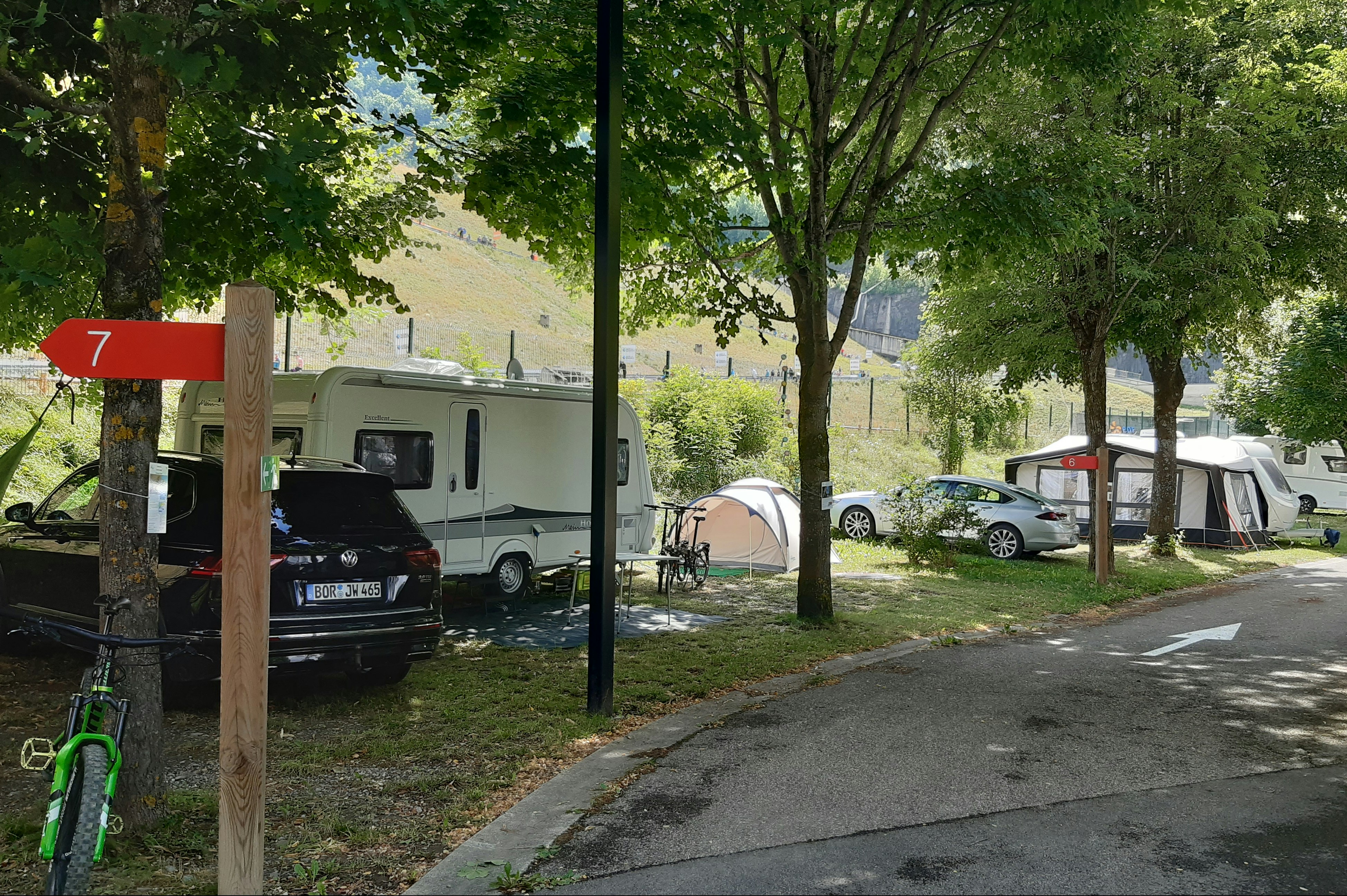 Camping Caravaneige Le Martinet - Standplätze zwischen den Bäumen auf dem Campingplatz
