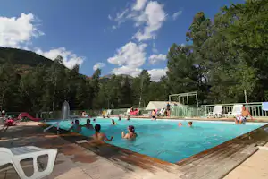 Camping-caravaneige l'Iscle de Prelles - Gäste liegen am Pool in der Sonne