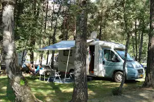 Camping-caravaneige l'Iscle de Prelles - Wohnmobilstellplätze im Grünen auf dem Campingplatz