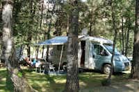 Camping-caravaneige l'Iscle de Prelles - Wohnmobilstellplätze im Grünen auf dem Campingplatz
