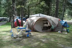 Camping-caravaneige l'Iscle de Prelles - Zeltwiese im Schatten der Bäume