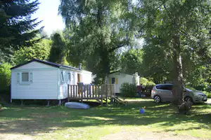 Camping-Caravaning Clair Matin - Mobilheim mit Veranda im Schatten der Bäume