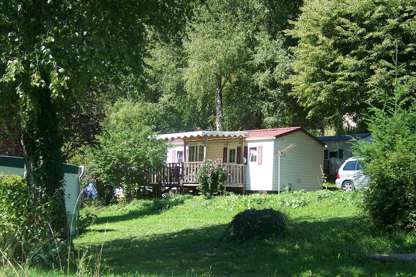 Camping-Caravaning Clair Matin - Mobilheim mit überdachter Veranda auf dem Campingplatz
