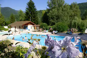 Camping-Caravaning Clair Matin - Swimmingpool auf dem Campingplatz mit Sonnenliegen am Rand