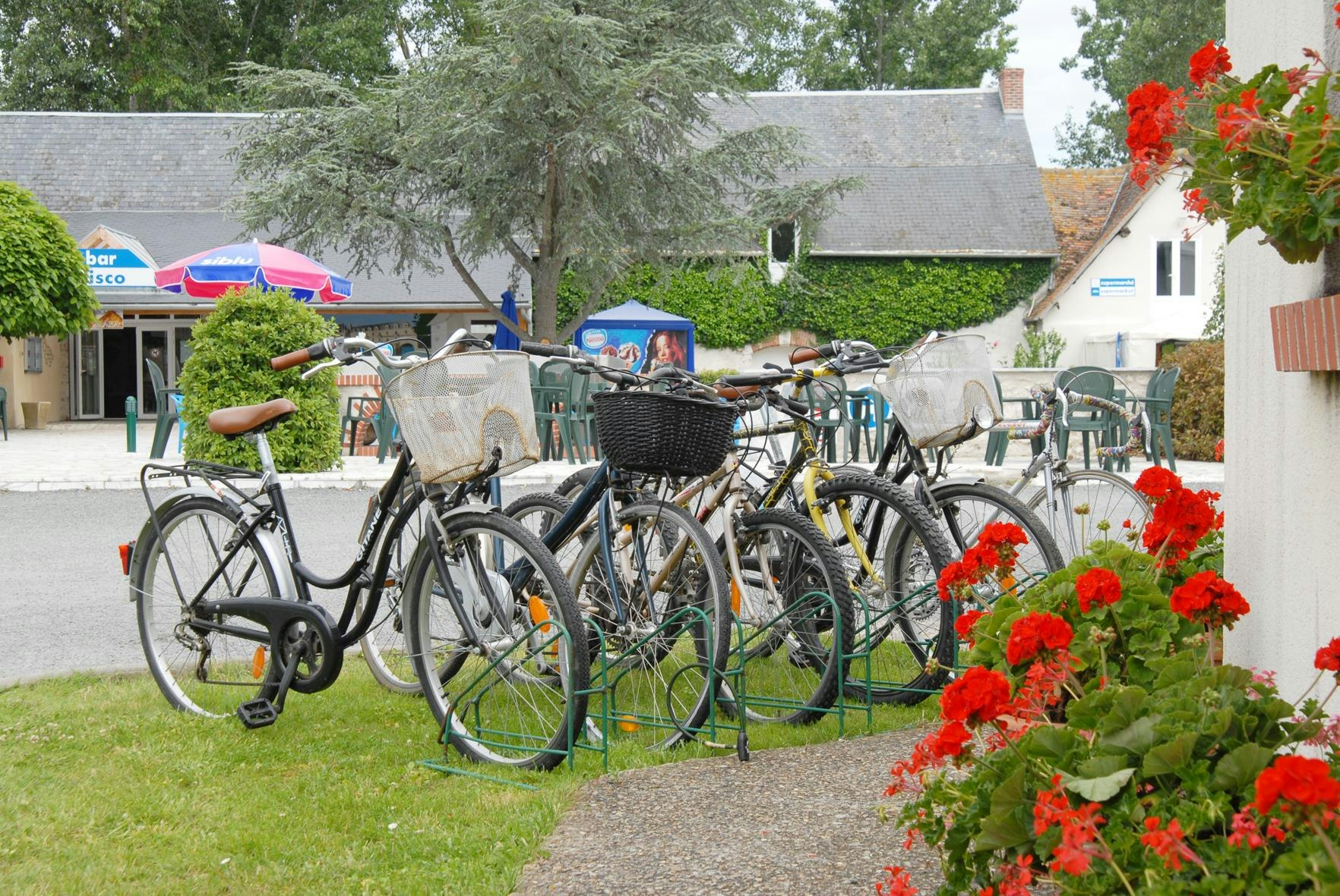 Siblu Camping Domaine de Dugny  Camping Caravaning Domaine de Dugny - Fahrradständer auf dem Campingplatz