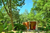 Camping Caravaning Domaine de la Bergerie - kleine Holzhütten im Grünen auf dem Campingplatz