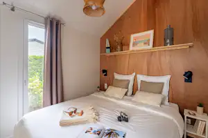 Camping Resort La Forêt - Doppelbett im Schlafzimmer eines Mobilheims