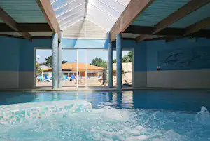 Camping La Prairie - Hallenbad mit Whirlpool auf dem Campingplatz