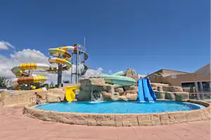 Camping La Prairie Camping-Caravaning La Prairie - Freibad mit Wasserrutschen auf dem Campingplatz