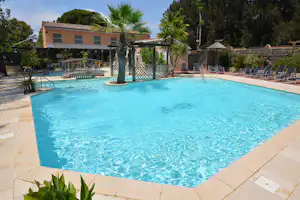 Camping Caravaning Le Ceinturon 3 - Pool vom Campingplatz mit Sonnenschirmen und Liegestühlen