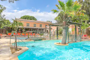 Camping Caravaning Le Ceinturon 3 - Freibad auf dem Campingplatz mit Liegestühlen und Sonnenschirmen