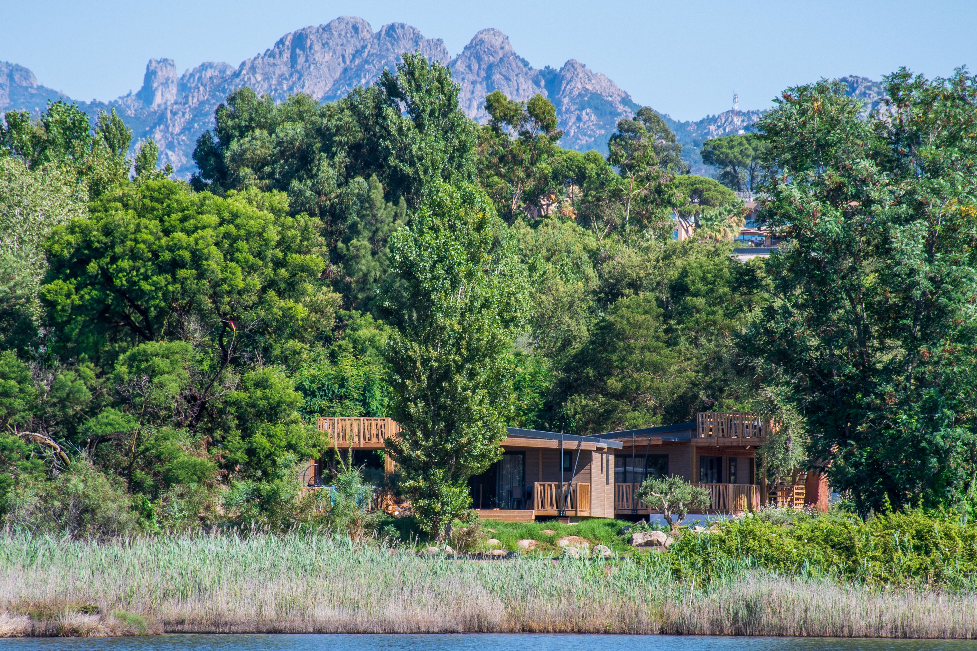 Camping-Caravaning U Pinarellu  - Mobilheim mit Terrasse auf dem Campingplatz