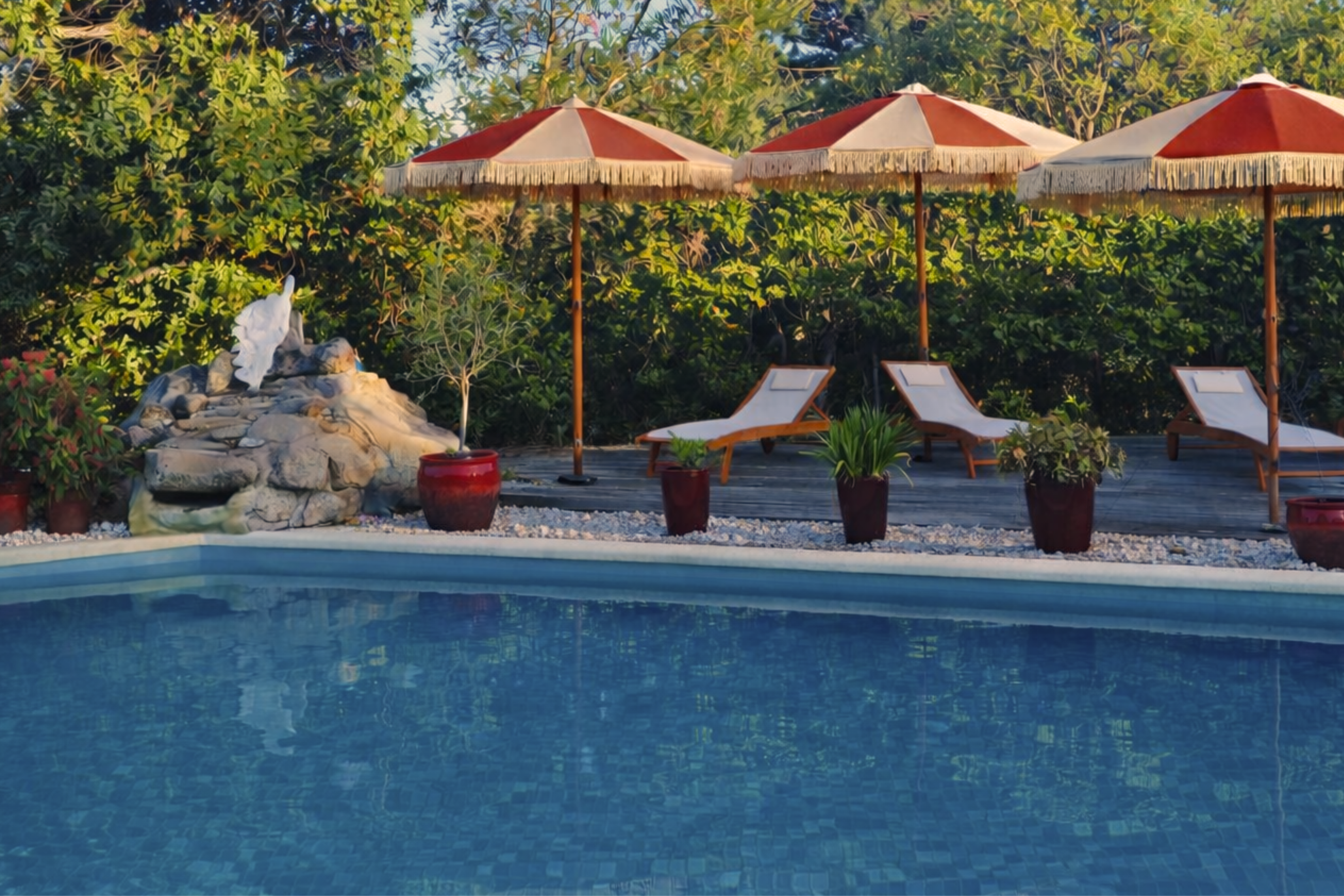 Camping-Caravaning U Pinarellu  - Pool im Freien mit Liegestühlen und Sonnenschirmen