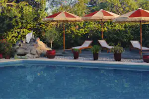 Camping-Caravaning U Pinarellu - Pool im Freien mit Liegestühlen und Sonnenschirmen
