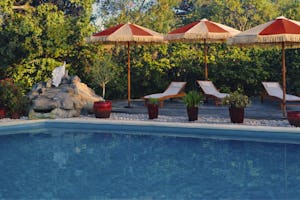 Camping-Caravaning U Pinarellu - Pool im Freien mit Liegestühlen und Sonnenschirmen