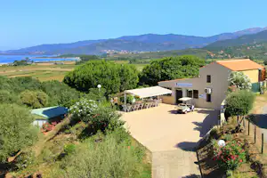 Camping Caravaning U Sommalu - Gebäude des Campingplatzes mit Terrasse und Markise