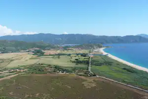 Camping Caravaning U Sommalu - Luftaufnahme auf das Mittelmeer und die umliegende Natur Korsikas