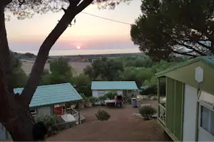Camping Caravaning U Sommalu - Mobilheime auf dem Campingplatz mit dem Mittelmeer im Hintergrund