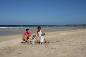 Beachside Holiday Park Camping Caravanning Beachside - Familie mit Kindern am Strand des Campingplatzes