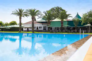 Camping Carlos III - Freibad auf dem Campingplatz mit Außenterrasse
