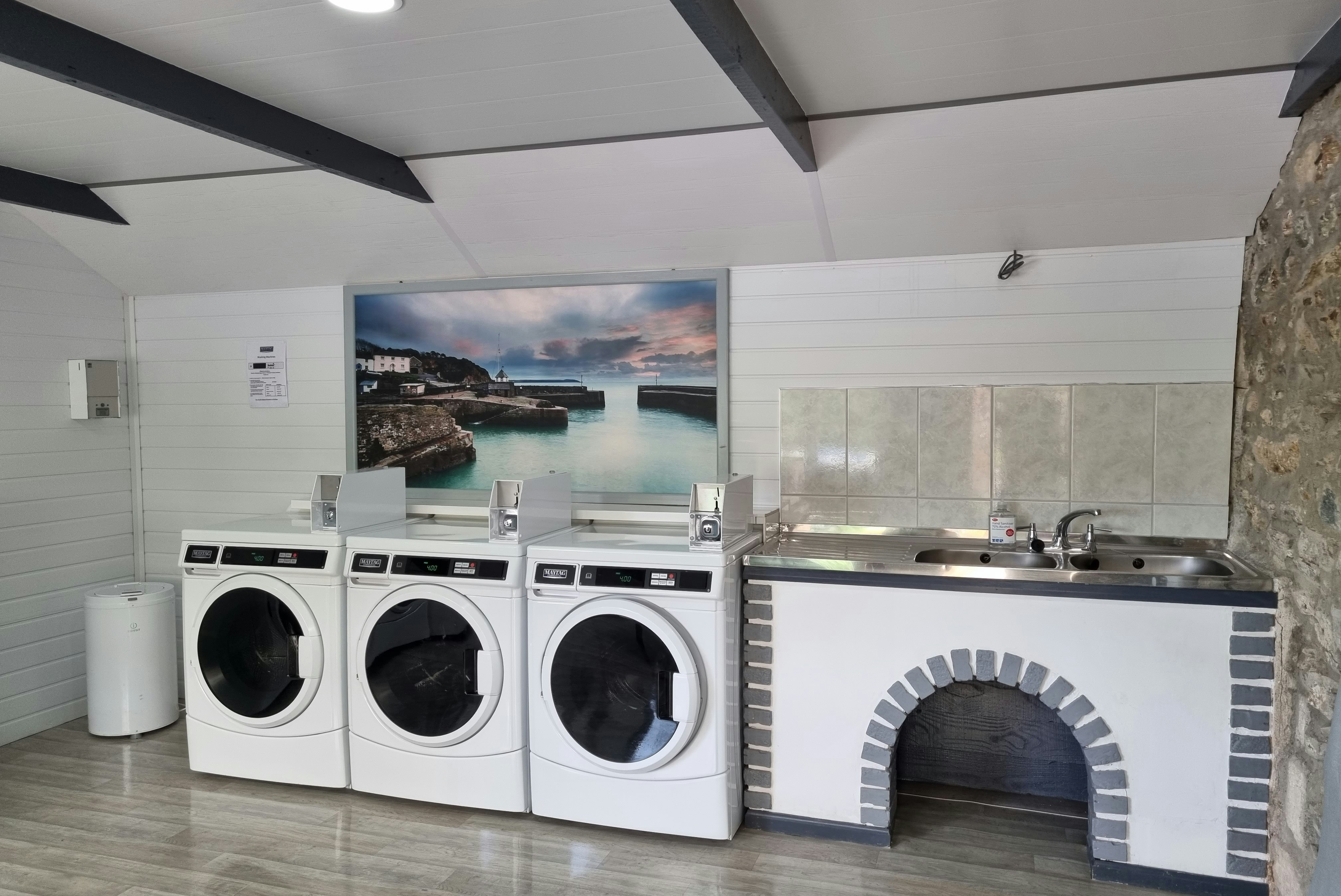 Camping Carlyon Bay - Wäscheraum mit Waschmaschinen und Spülbecken