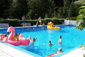 Camping Carpe Diem - Camper im Pool vom Campingplatz