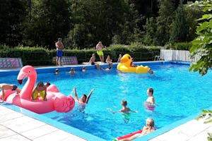 Camping Carpe Diem - Camper im Pool vom Campingplatz