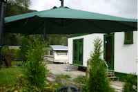Camping Carpe Diem  -  Mobilheim vom Campingplatz, Stellplatz auf grüner Wiese im Hintergrund