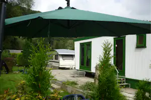 Camping Carpe Diem - Mobilheim vom Campingplatz, Stellplatz auf grüner Wiese im Hintergrund