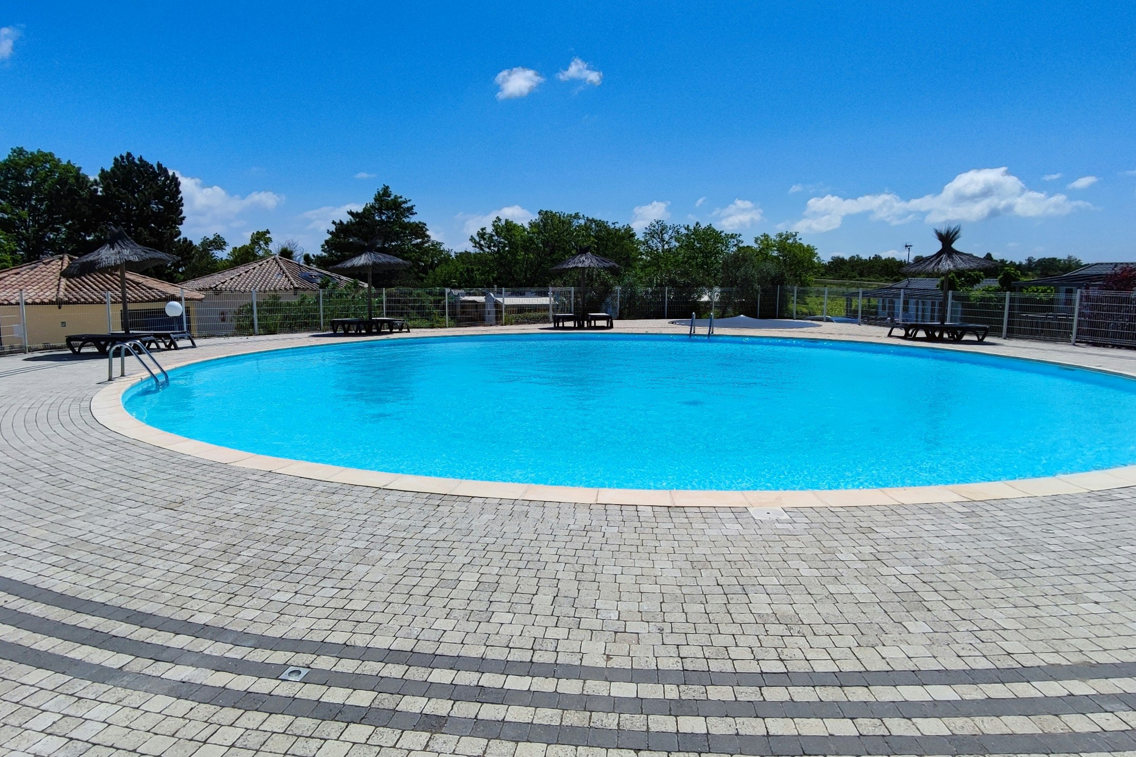 Camping Carrefour De L'Ardèche  - Pool im Freien mit Liegestühlen und Sonnenschirmen