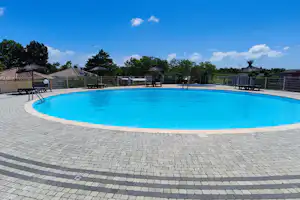 Camping Carrefour De L'Ardèche - Pool im Freien mit Liegestühlen und Sonnenschirmen