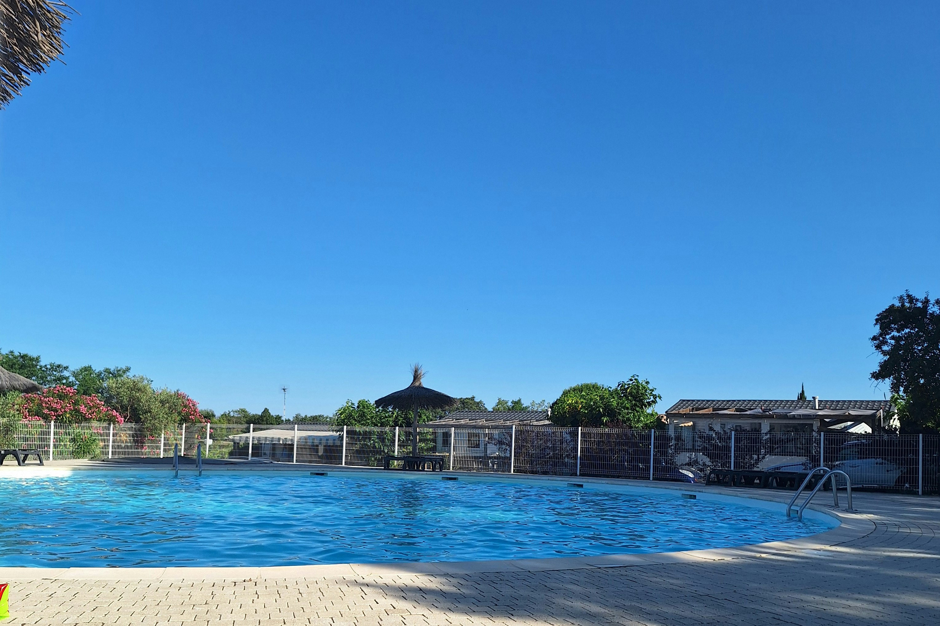 Camping Carrefour De L'Ardèche - Pool auf dem Campingplatz