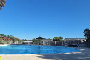 Camping Carrefour De L'Ardèche - Pool auf dem Campingplatz