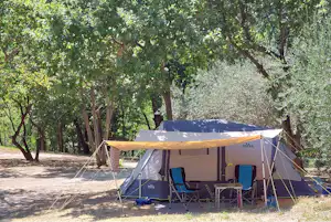 Camping Casa Aurora - Standplätze zwischen den Bäumen auf dem Campingplatz