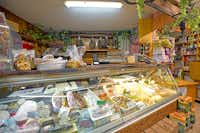 Camping Village Casa di Caccia - Einkaufsladen mit lokalen Produkten und Fleisch- und Käsetheke