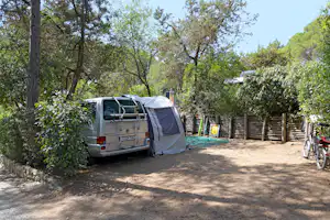 Camping Village Casa di Caccia - Standplatz teilweise im Halbschatten unter Bäumen