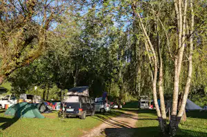 Camping Casavecchia - Wohnwagenstellplätze im Grünen auf dem Campingplatz