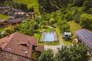 Camping Casavecchia - Pool umgeben von Bäumen und Standplätzen