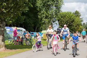 Camping Caseys - Camper fahren Rad auf einer Strasse des Campingplatzes