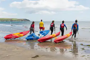 Camping Caseys - Camper ziehen Kajaks ins Meer