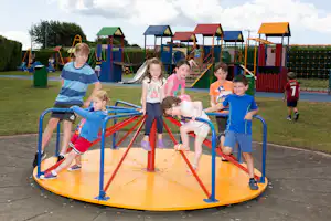 Camping Caseys - Kinder auf dem Spielplatz mit Klettergeräten