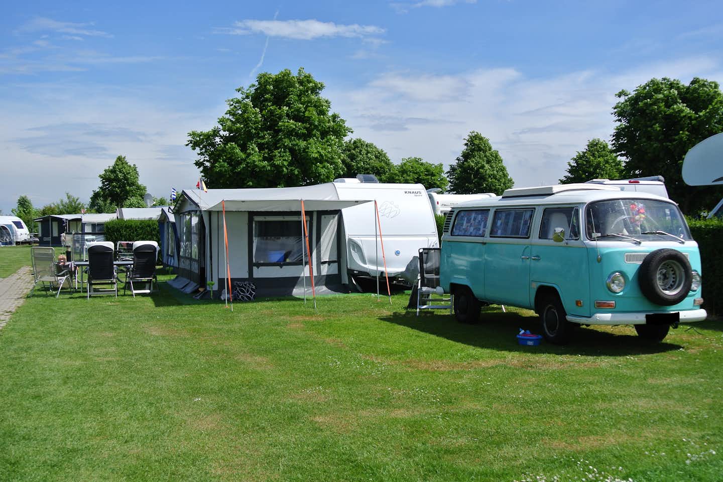 Camping Cassandria Bad  -  Wohnwagen- und Zeltstellplatz vom Campingplatz auf grüner Wiese