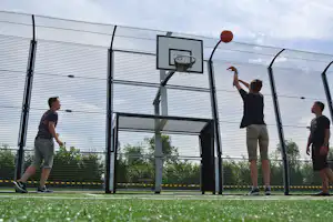 Camping Cassandria Bad - Basketball spielende Camper auf dem Campingplatz