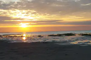 Camping Cassandria Bad - Blick vom Strand am Campingplatz auf die Nordsee bei Sonnenuntergang