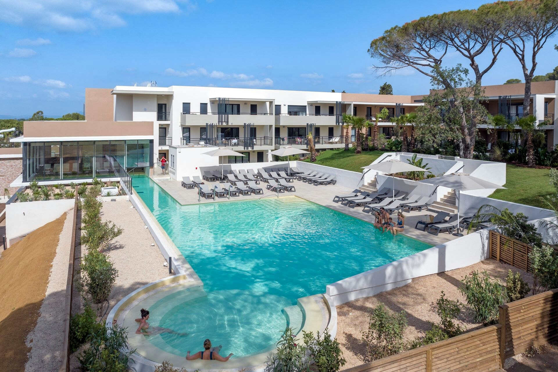 Camping Sandaya Douce Quiétude - Blick auf den Pool des Campingplatzes