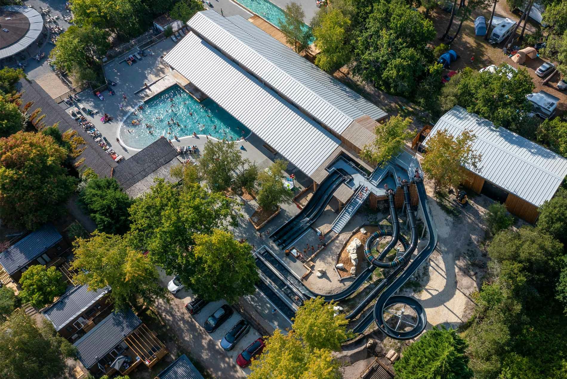 Yelloh! Village Le Village Western  Camping Castel Le Village Western - Luftaufnahme des Wasserparks mit Rutschen