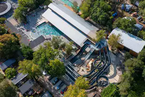 Yelloh! Village Le Village Western Camping Castel Le Village Western - Luftaufnahme des Wasserparks mit Rutschen