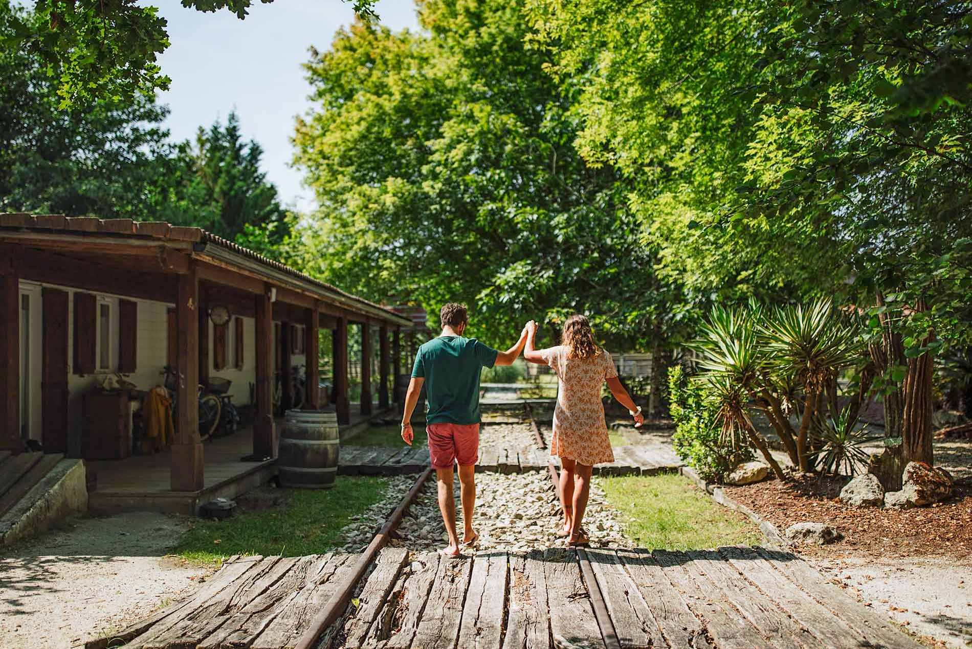 Yelloh! Village Le Village Western  Camping Castel Le Village Western - Paar beim Spazieren auf dem Campingplatz