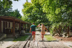 Yelloh! Village Le Village Western Camping Castel Le Village Western - Paar beim Spazieren auf dem Campingplatz